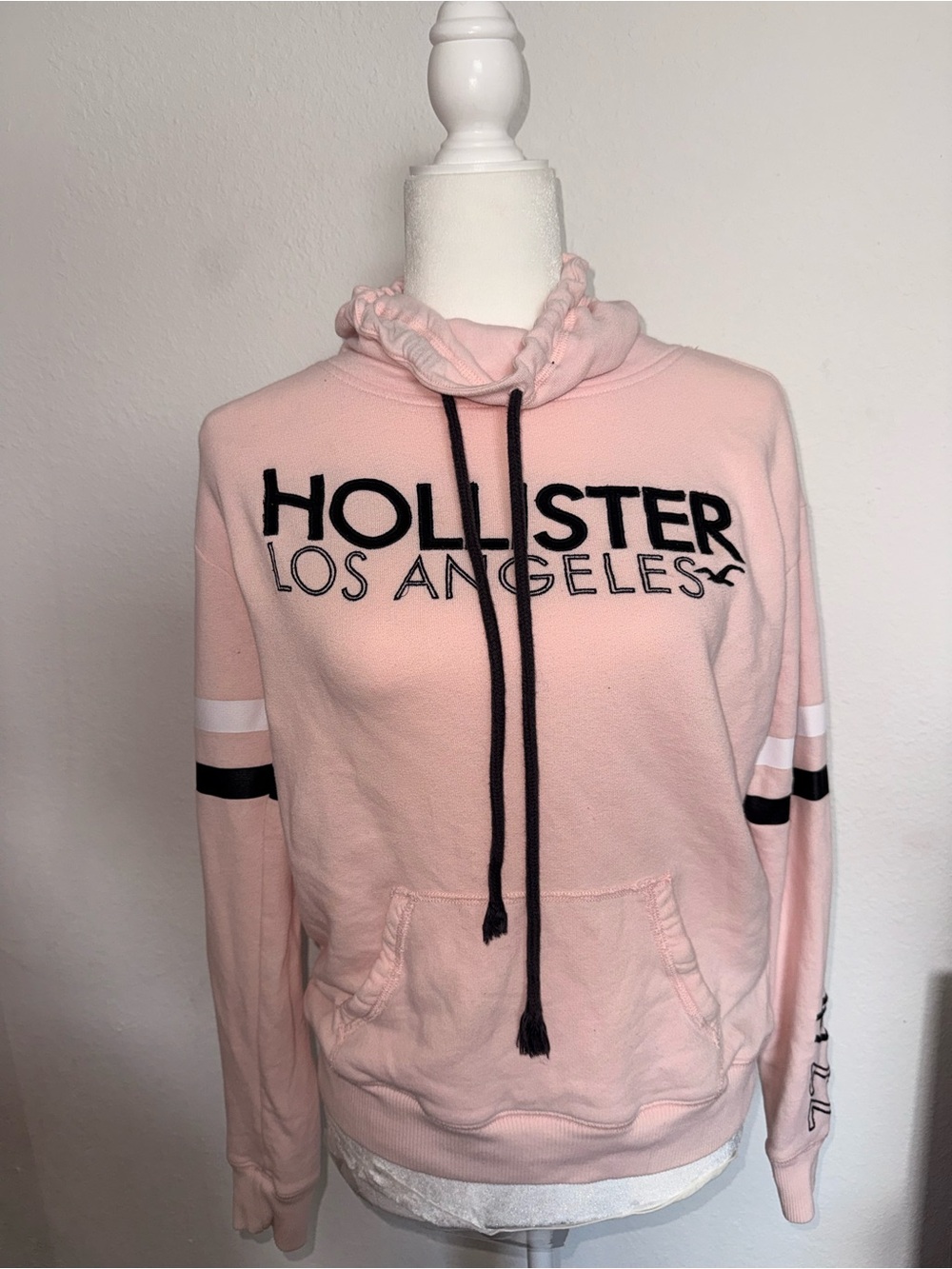 132. Hollister Pink Pullover Hoodie Sweater - Los Angeles Logo size small
